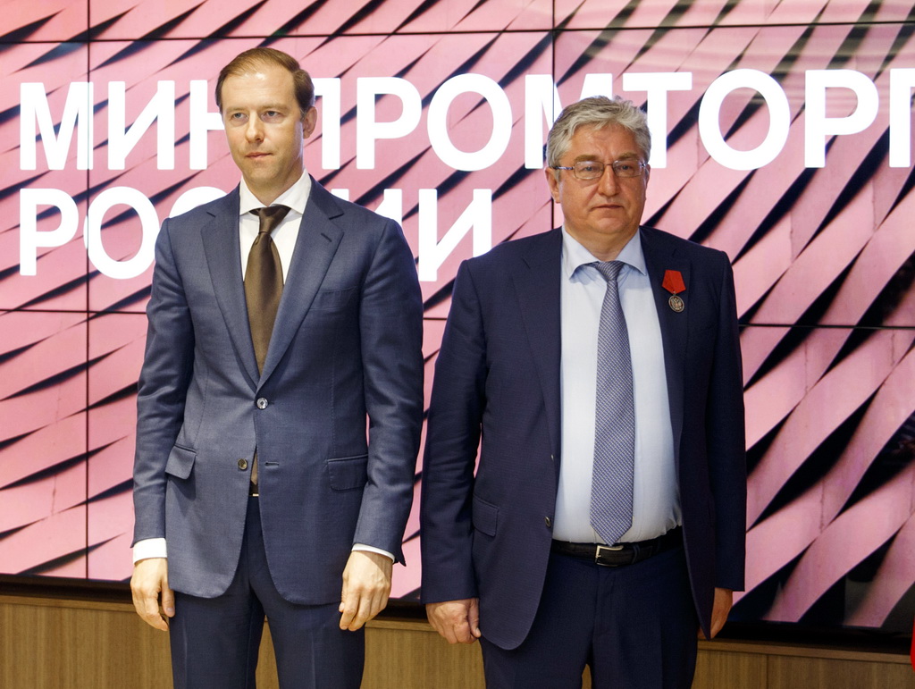 Շնորհավորում ենք պետական պարգևի կապակցությամբ:
