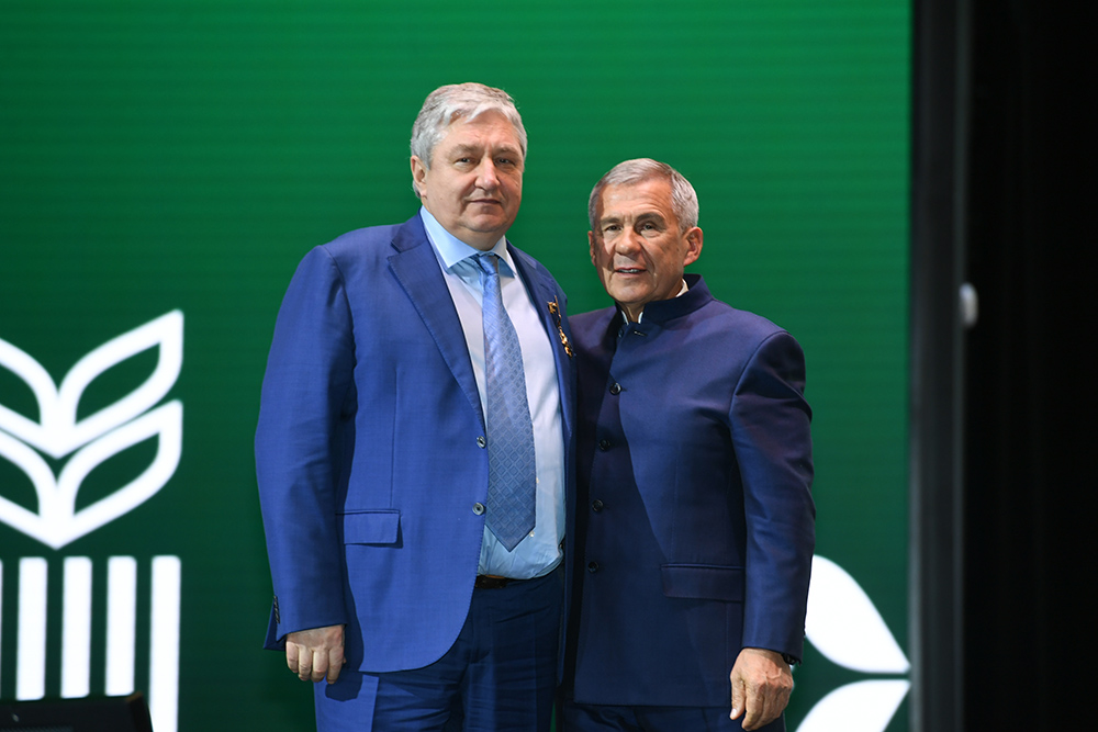 Ռուստամ Միննիխանովը "Օգոստոս" պետական \ u200b \ u200bկոմիտեի ղեկավար Ալեքսանդր Ուսկովին պարգևատրել է "Դուսլիկ"շքանշանով